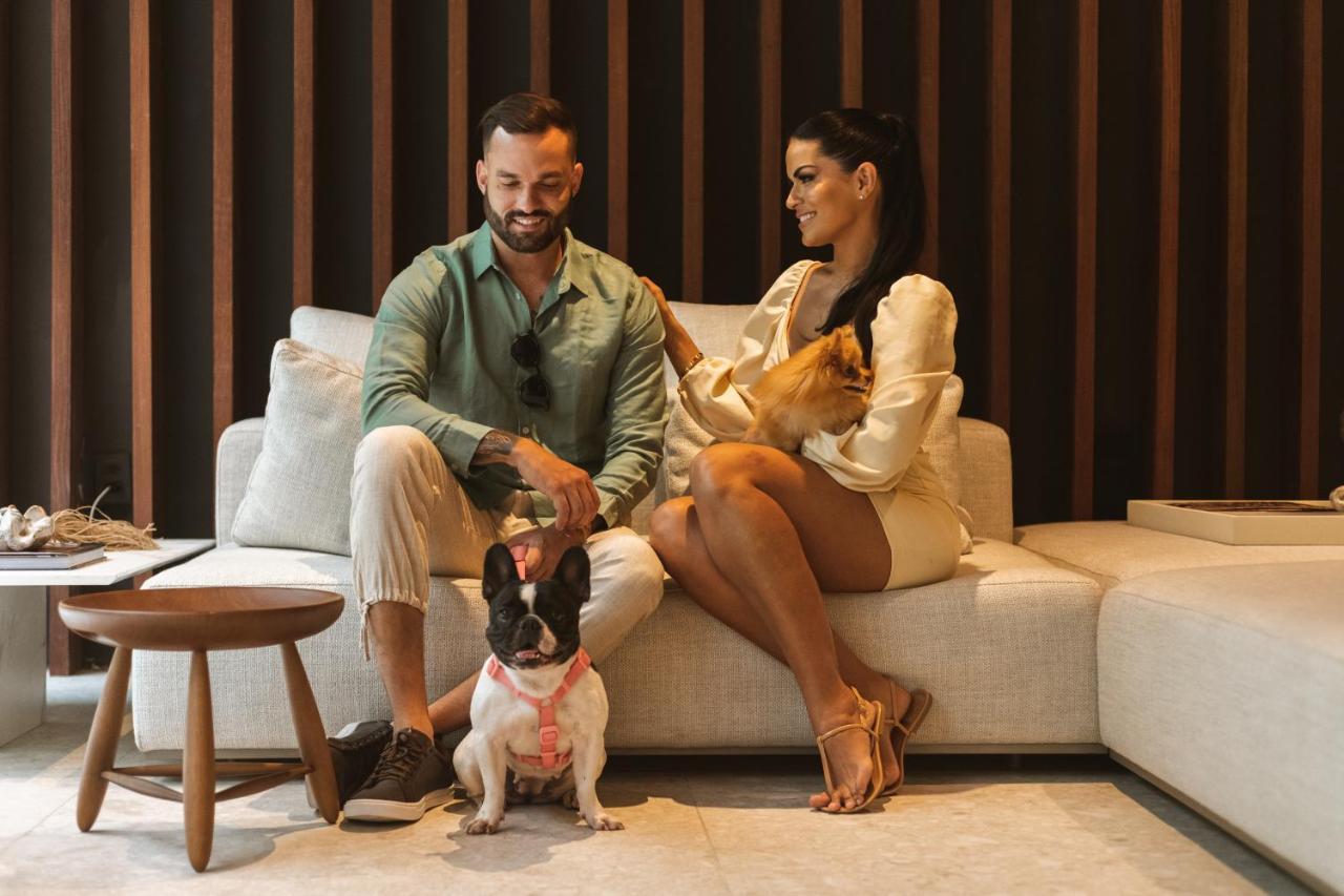 João Pessoa Ba'Ra Hotel מראה חיצוני תמונה A couple with their dogs